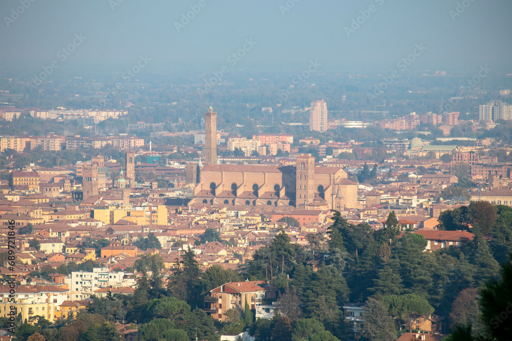 La città di Bologna vista dai portici di San Luca, Emilia Romagna