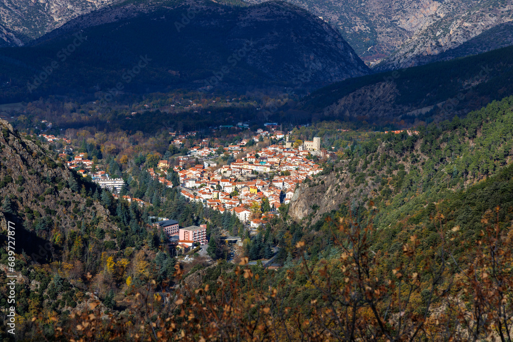 Obraz premium Petite ville de Vernet les bains sous un rayon de soleil