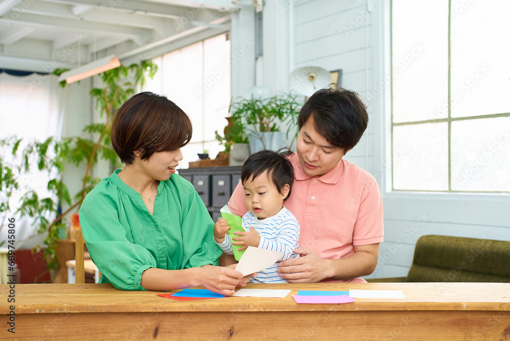 折り紙をして遊ぶ親子 折り紙をして遊ぶ親子