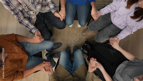 Foto In the frame above sits on a chair in the center, middle aged man, psychologist, mentor