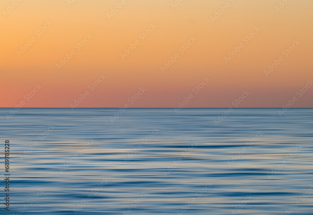 Obraz premium Sunset over the open sea (long exposure)