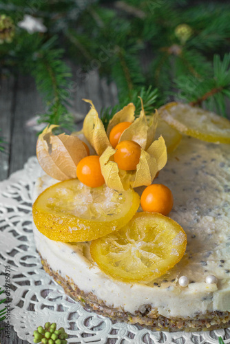 Détail d'un cheese-cake végétalien aux oranges confites et physalis photo