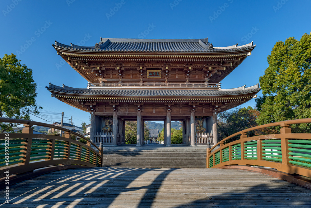 Fototapeta premium 熊本 蓮華院誕生寺 南大門