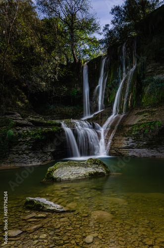 Fotografía de una cascada, con aguas cristalinas, en otoño, con larga exposición, agua con textura. Cascada de Peñaladros en Burgos. photo