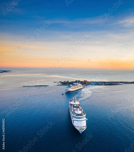 Berry Islands, The Bahamas - 27 Novembre 2019: Aerial View of cruise ships at CocoCay, the Bahamas.