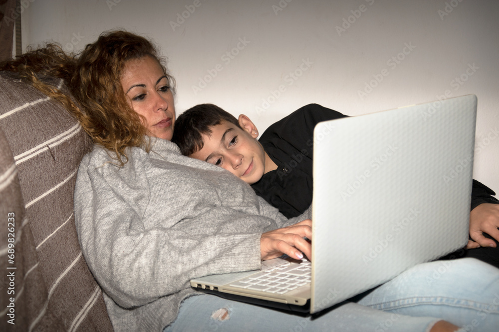Mujer con su hijo feliz con su portátil