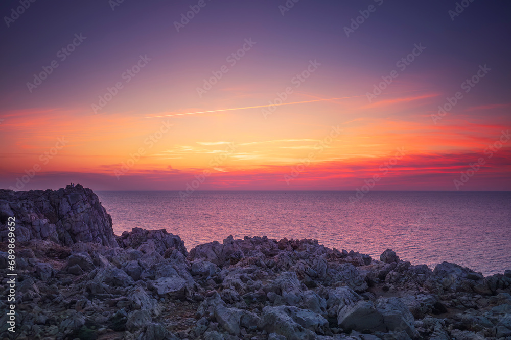 Krajobraz morski, fioletowy zachód słońca