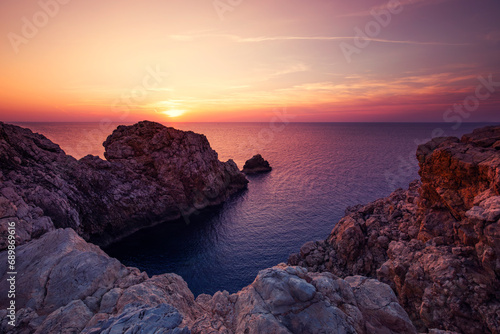 Krajobraz morski, różowy zachód słońca, skaliste wybrzeże wyspy Minorka (Menorca), Hiszpania	 photo
