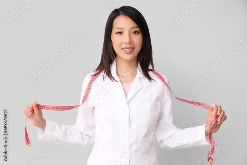 Female Asian nutritionist w...