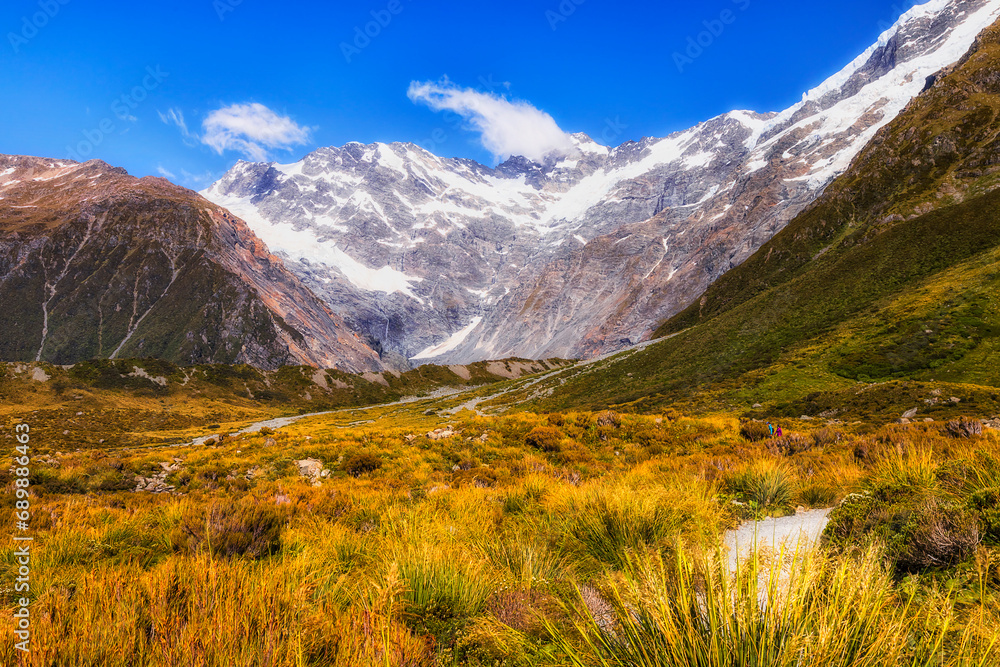 Fototapeta premium NT Mt Cook Vale rocks grass