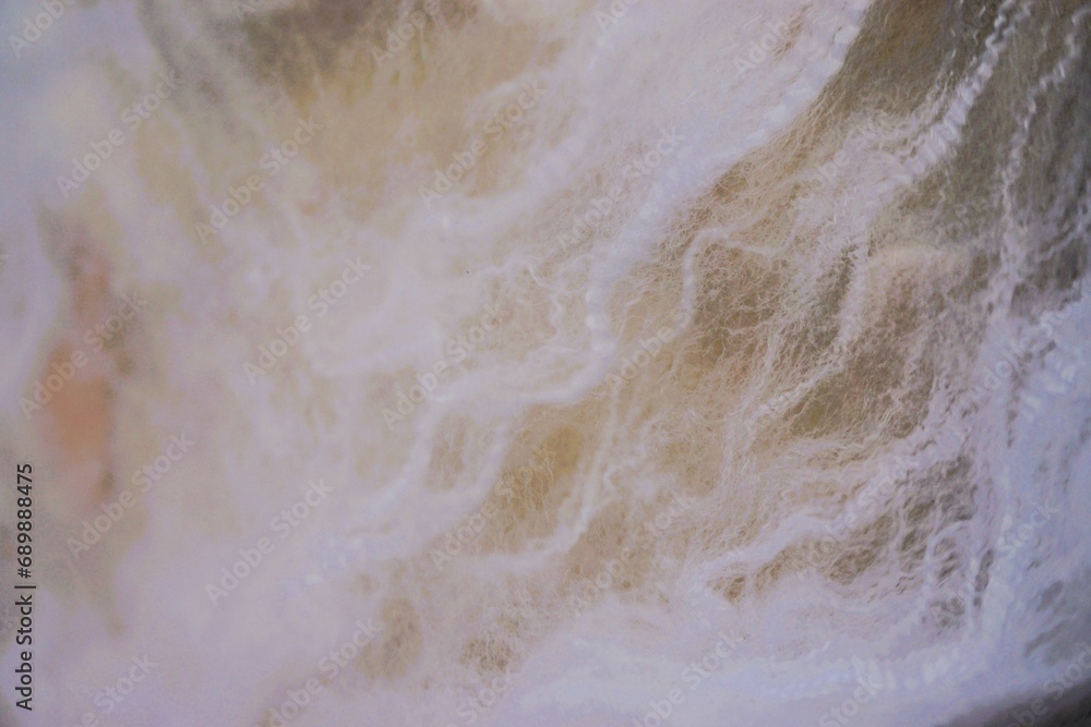 Weißer transparenter Wollfaserstoff mit Wellenmuster als Hintergrund