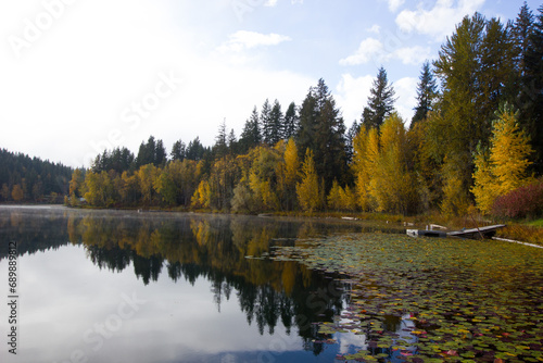 Fototapeta Naklejka Na Ścianę i Meble -  Morning mood at a lake in Clearwater, British Columbia