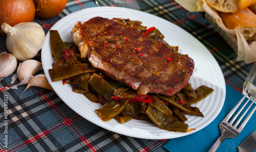 Fotografía Spicy well done roasted veal steak served with braised green beans and red bell
