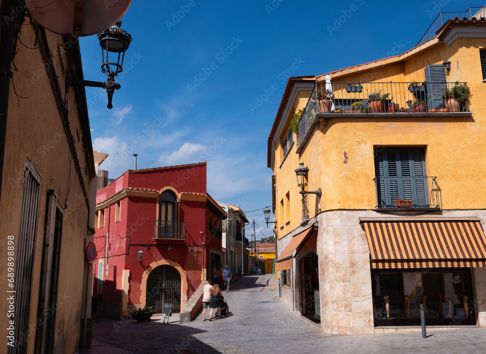 Φωτογραφία View of typical narrow cobbled streets in old historic district of Santa Coloma