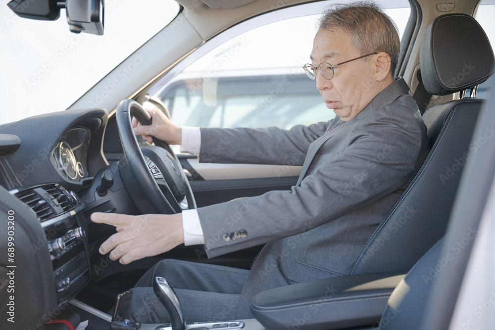出発前に確認する男性 出発前に確認する男性