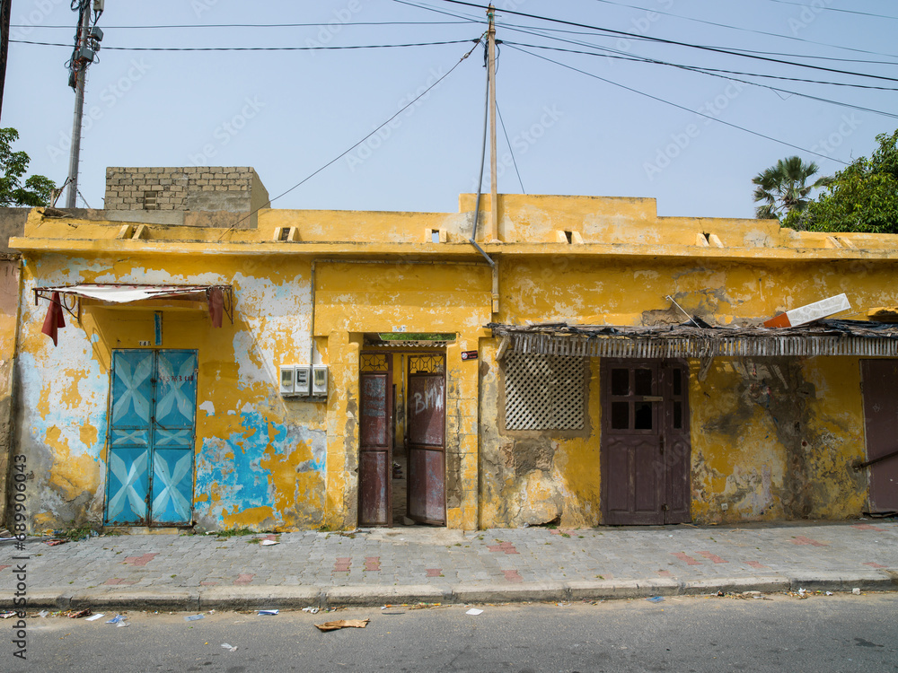 un vieux bâtiment colonial dans l'ancienne ville de Saint Louis du Sénégal en Afrique