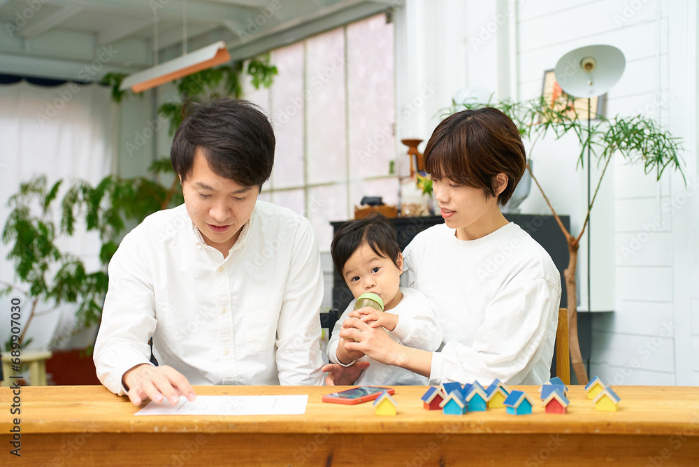 不動産の購入を検討する家族 不動産の購入を検討する家族