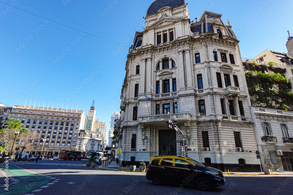 Edificio en el centro de la ciudad de Buenos Aires, cerca a Plaza de Mayo con presencia de un taxi en la pista