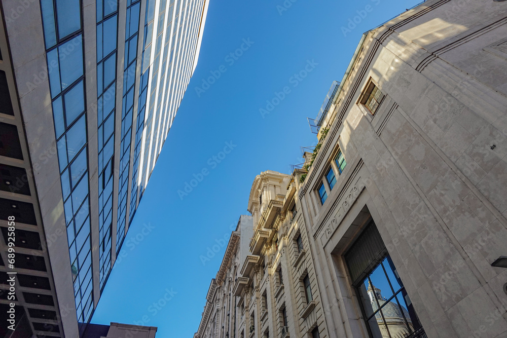 Parte superior de dos edificios en Argentina, en Buenos Aires, al lado uno moderno y al otro uno antiguo