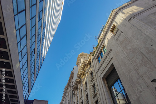 Parte superior de dos edificios en Argentina, en Buenos Aires, al lado uno moderno y al otro uno antiguo © Richard