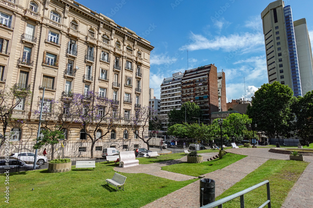 Fototapeta premium Panorama de un parque en Buenos Aires y edificios que están alrededor