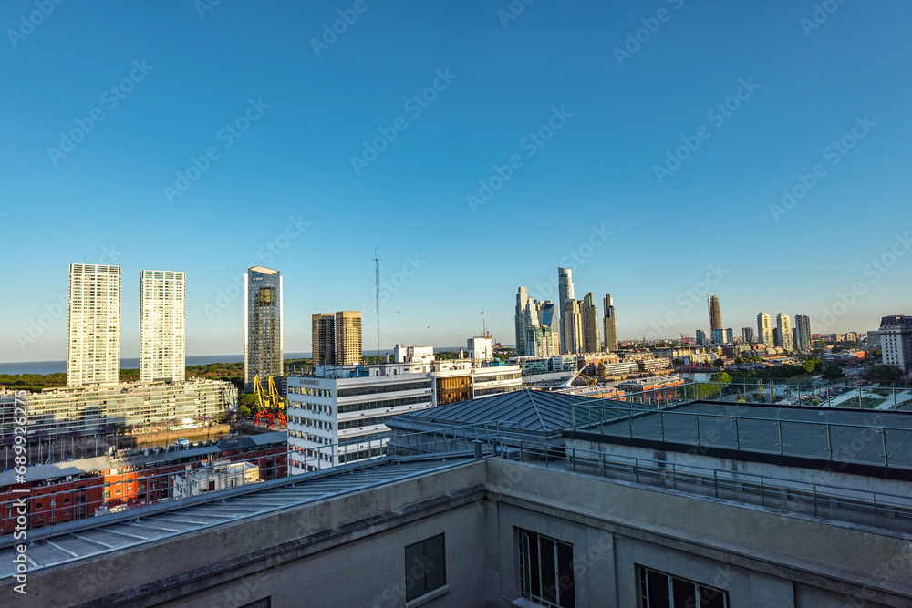 Vista desde una terraza de los edificios de Puerto Madero en Buenos Aires