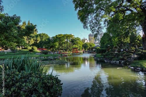 Lago del Jardín Japonés en Buenos Aires, Argentina, se observan árboles y mucha naturaleza en el parque photo