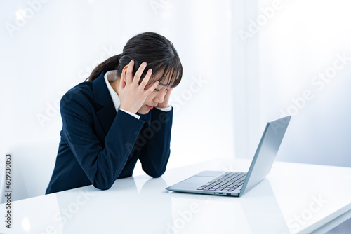 パソコンを前に頭を抱える女性