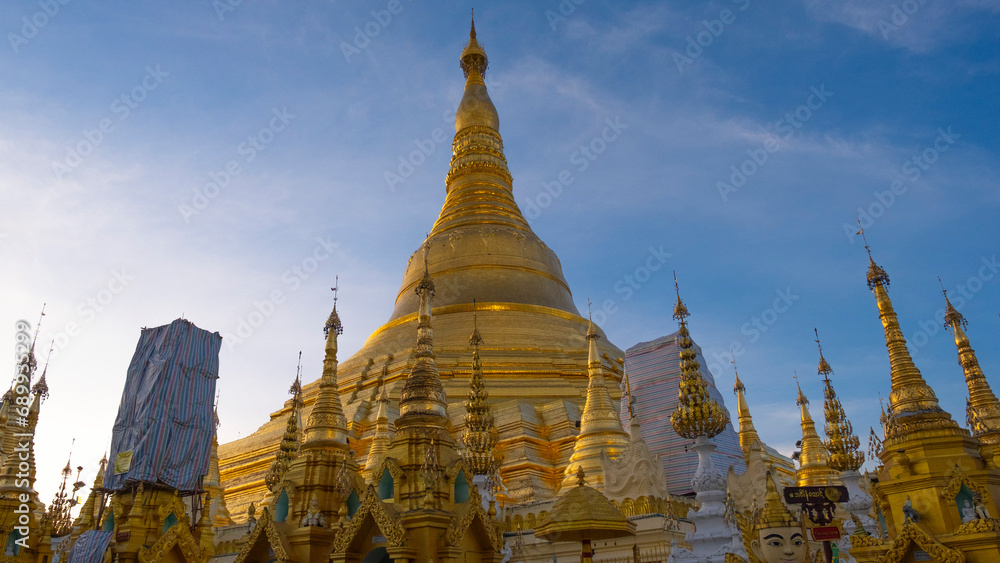 Fototapeta premium Shwe Dagon Pagoda in Yangon, Myanmar