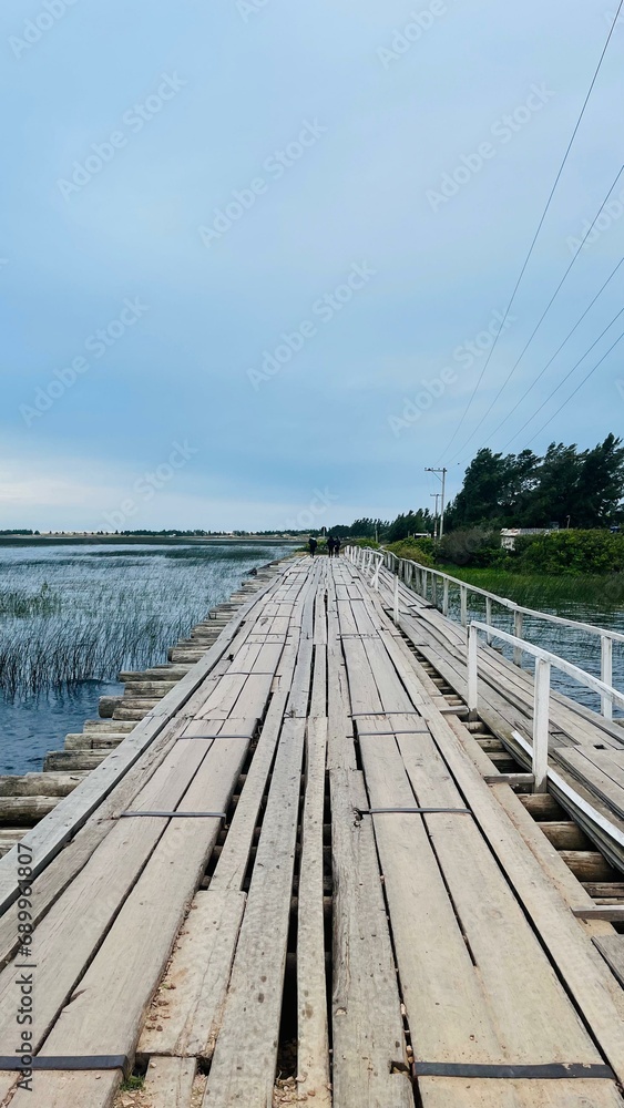 Obraz premium wooden bridge over the sea