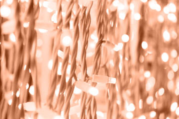 Wandcirkels Pantone 2024 Peach Fuzz Lichtjesslinger in delicate perziktint  © Zireael