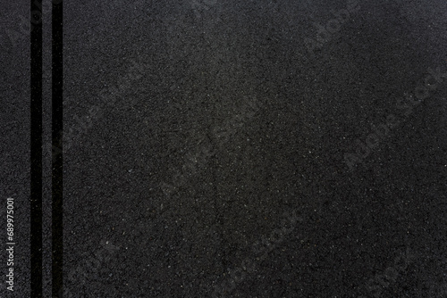 Lignes noires sur asphalte lisse