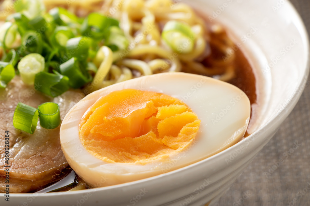 ラーメンに入れられた煮卵。
ラーメンに入れられた煮卵。