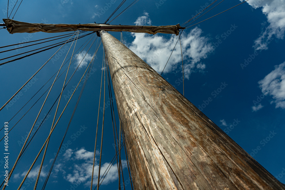 Obraz premium historisch originalgetreu nachgebauter Segelmast