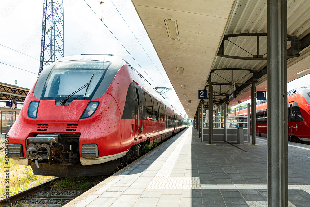 Fototapeta premium leerer Bahnsteig im Provinz-Bahnhof