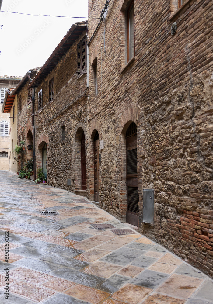 The medieval atmosphere of the streets in San Gimignano. Tuscany, Italy