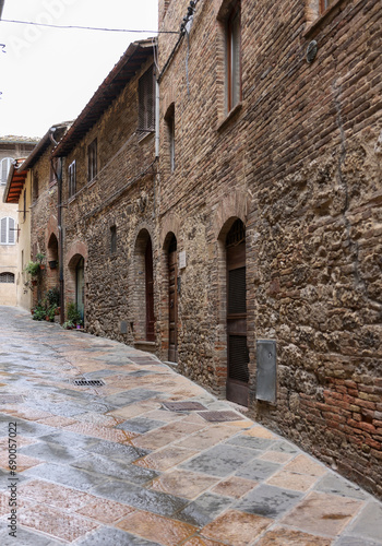 Fototapeta Naklejka Na Ścianę i Meble -  The medieval atmosphere of the streets in San Gimignano. Tuscany, Italy