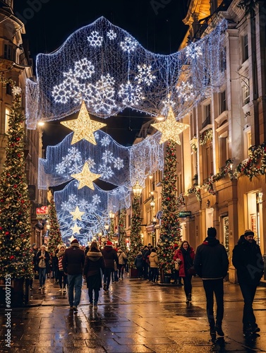 rue commerçante illuminée et décorée à l'occasion des fêtes de noël de fin d'année