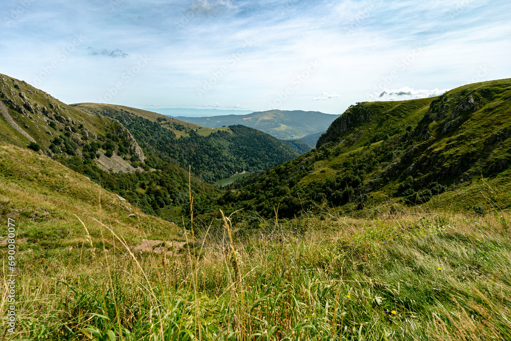 Fototapeta premium Belle chaîne de montagnes avec un ciel coloré