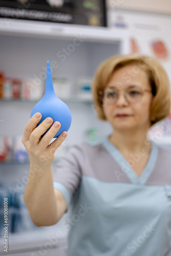 Konstfotografi A female veterinarian prepares an enema for the procedure