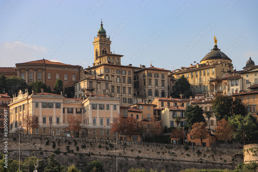 Bergamo; Blick hinauf zur Oberstadt mit Santa Maria Maggiore, Dom und Stadtmauer