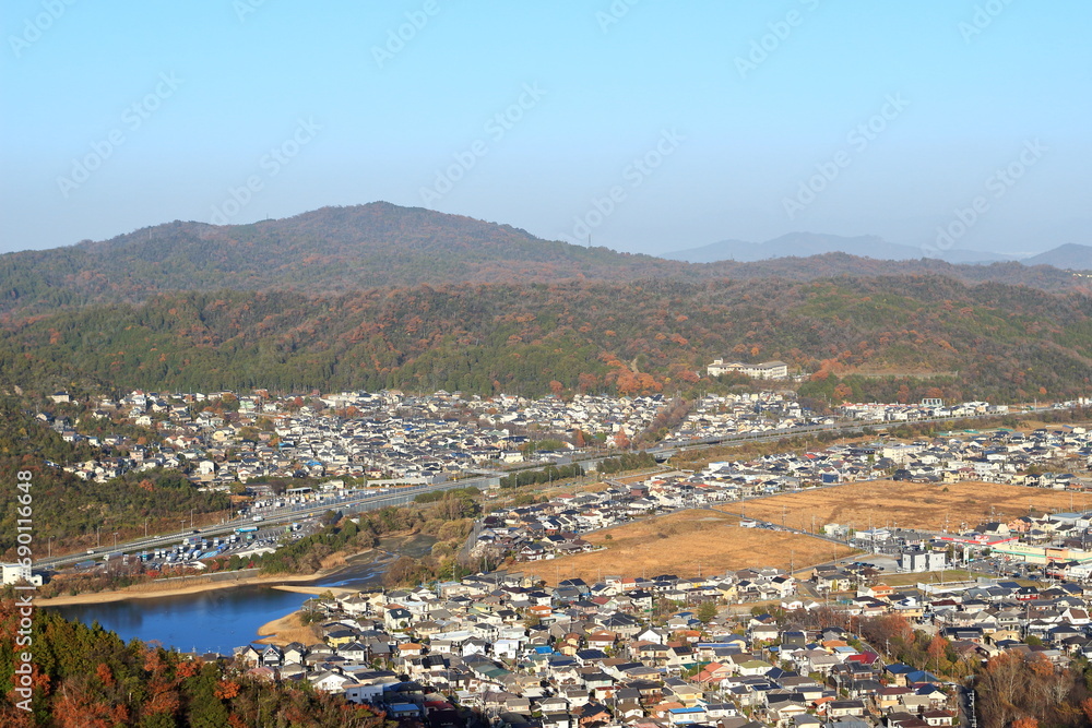 滋賀県　菩提寺山からの眺め　住宅地とそれを囲む色づいた山