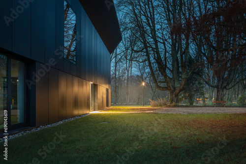 Photos Der Stadtgarten in Bottrop mit Gebäudeteil des Museumskomplex Quadrat am Abend