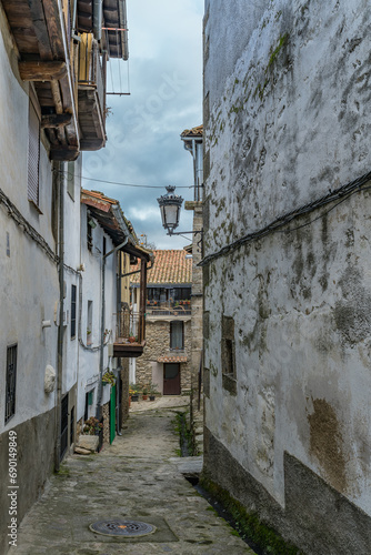 Street and traditional houses of the beautiful town of Candelario, in Salamanca. © Ricardo Algár