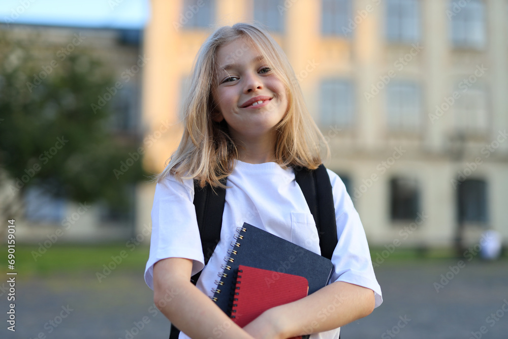 Φωτογραφία Happy schoolgirl with a backpack embodies the joy of education and childhood, radiating beauty and happiness