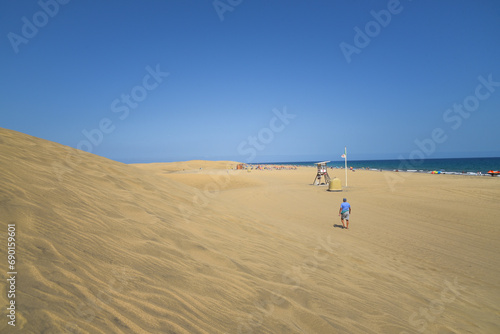 Mann läuft in den Dünen von Maspalomas auf der Insel Gran Canaria