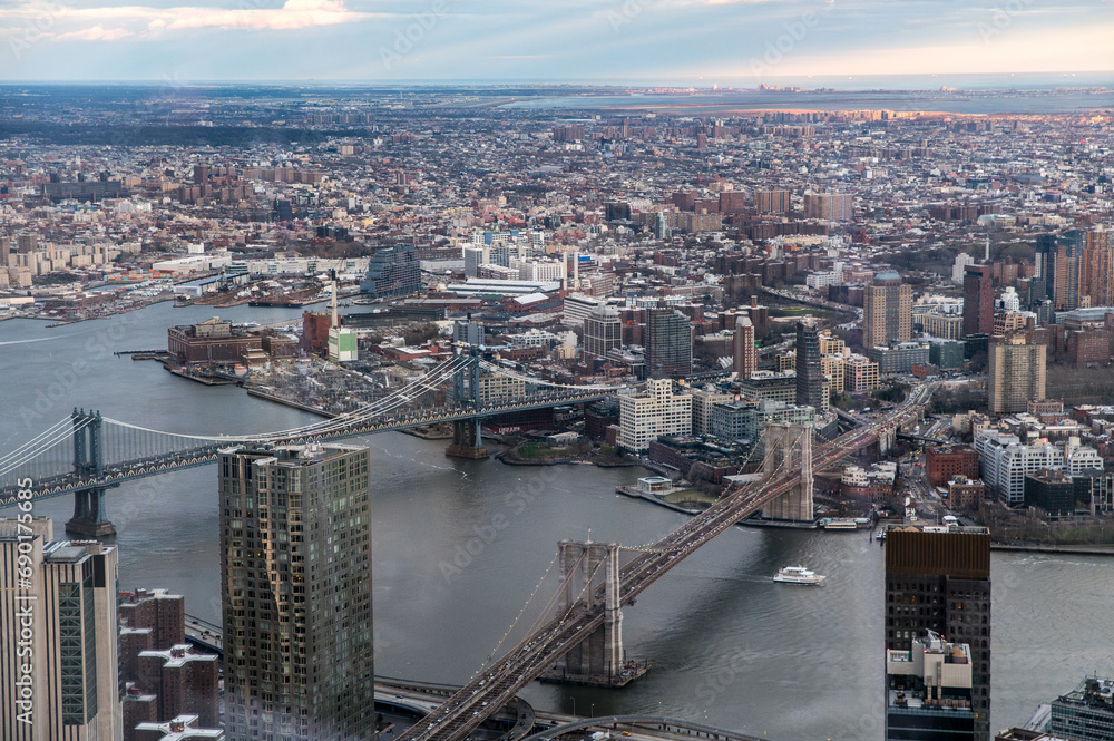 Obraz premium Amazing view of bridges over river in downtown NYC