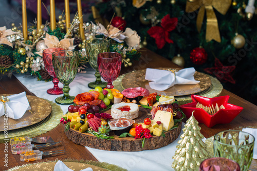 Mesa con comida y decoración navideña. 