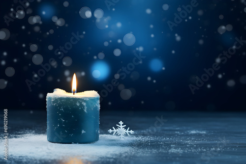 Brennende Kerze vor dunklem Hintergrund, Weihnachten, stimmungsvolles Licht, erstellt mit generativer KI
