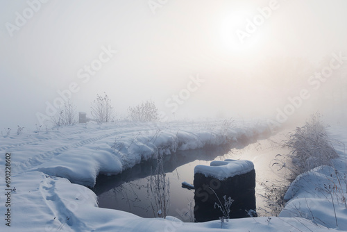 Fototapeta Naklejka Na Ścianę i Meble -  Krajobraz zimowy, wschód słońca, mgła i zaśnieżone drzewa (Winter landscape, sunrise, fog and snow-covered trees)
